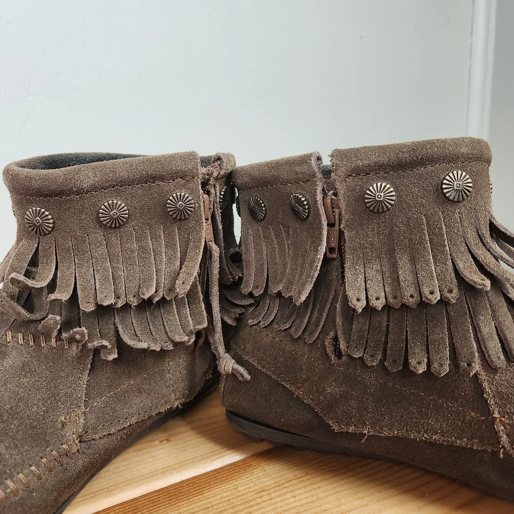 Minnetonka Women’s Double Fringe Side Zip Suede Boots – Green/Grey – Size 8 - Picture 7 of 10